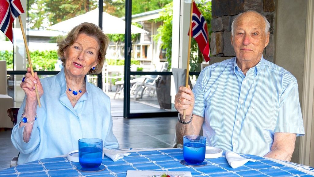 Harald y Sonia de Noruega animando a su selección en el Mundial 2026 frente a Brasil