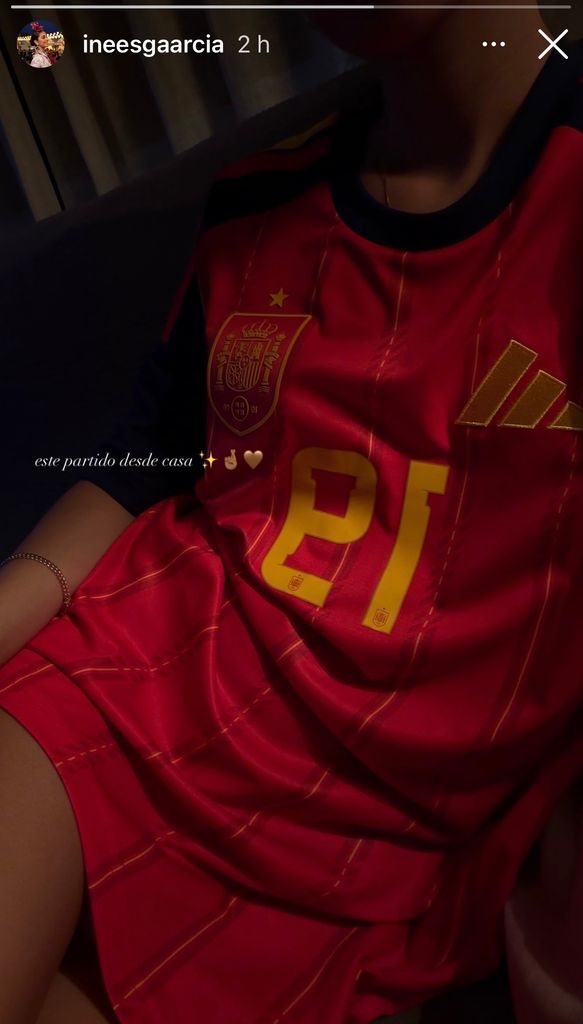 A la distancia, Inés García apoya a su novio, luciendo su jersey. 