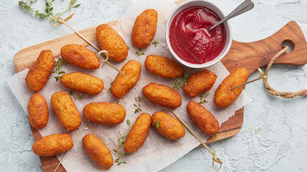 Las croquetas se pueden acompañar con diferentes salsas como la de tomate.