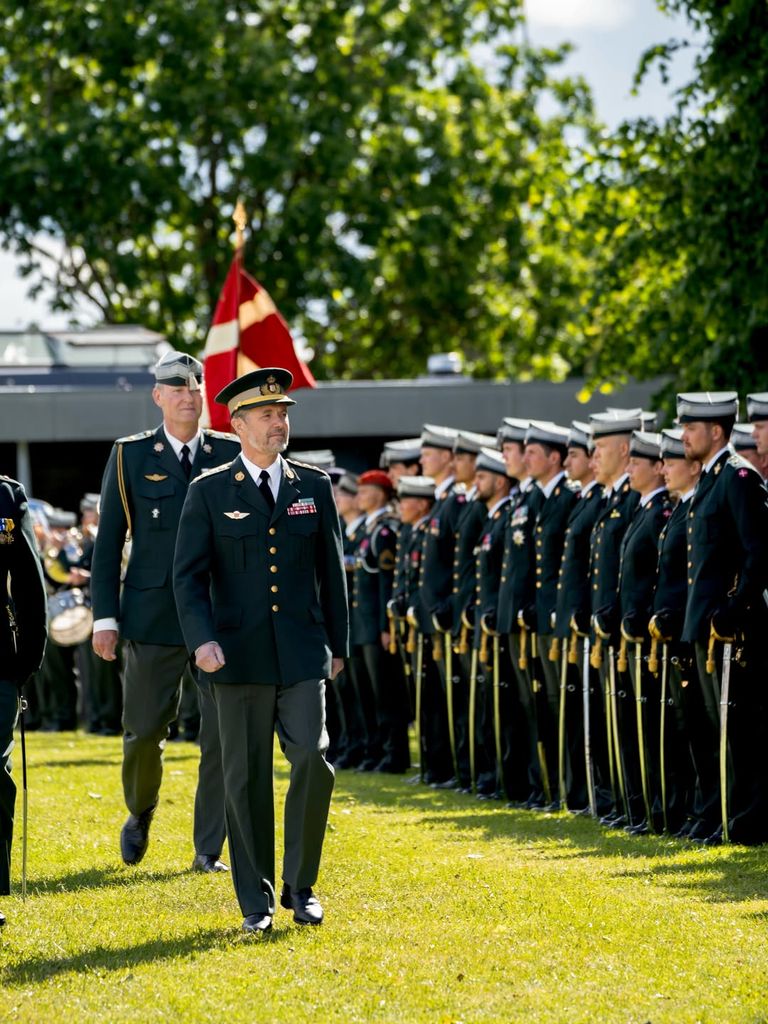 Federico de Dinamarca participó activamente en el acto militar y pasó revista a los oficiales recién graduados antes del desfile