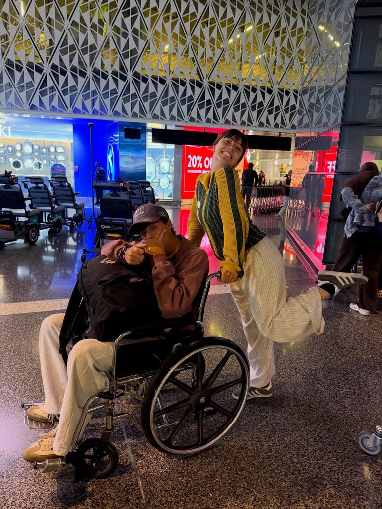 Juan necesitó silla de ruedas para llegar al avión