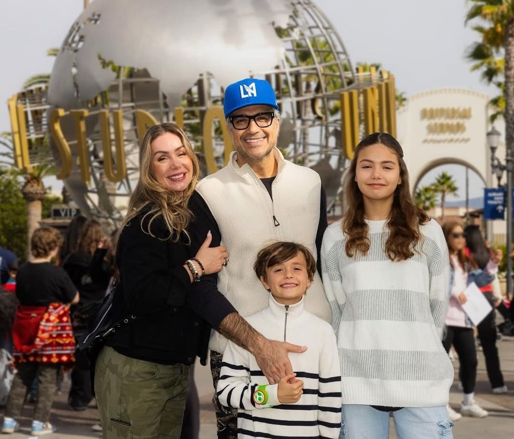 En el nuevo posado familiar, los hijos de la pareja llamaron la atención por lo mucho que han crecido.