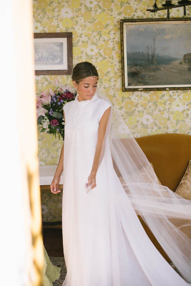 María con vestido plisado y chaleco de Gorka Cintero