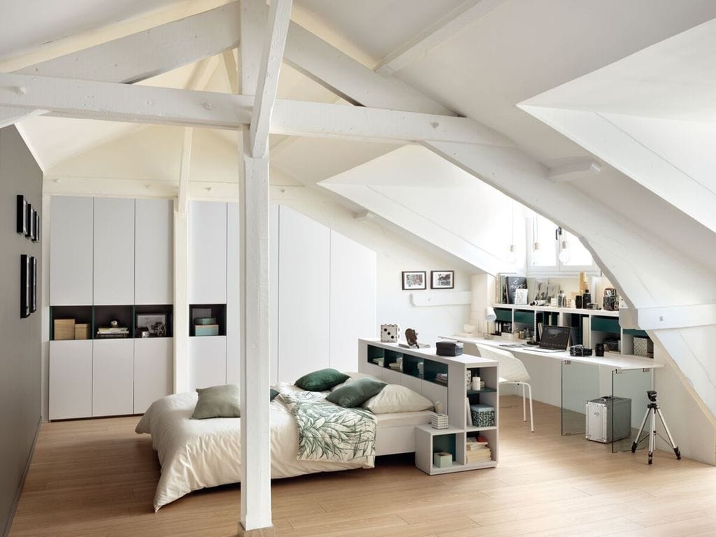 Dormitorio decorado en blanco con toques de verde