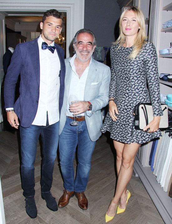 María Sharapova y Grigor Dimitrov junto al anfitrión de la noche, Tony Giallonardo