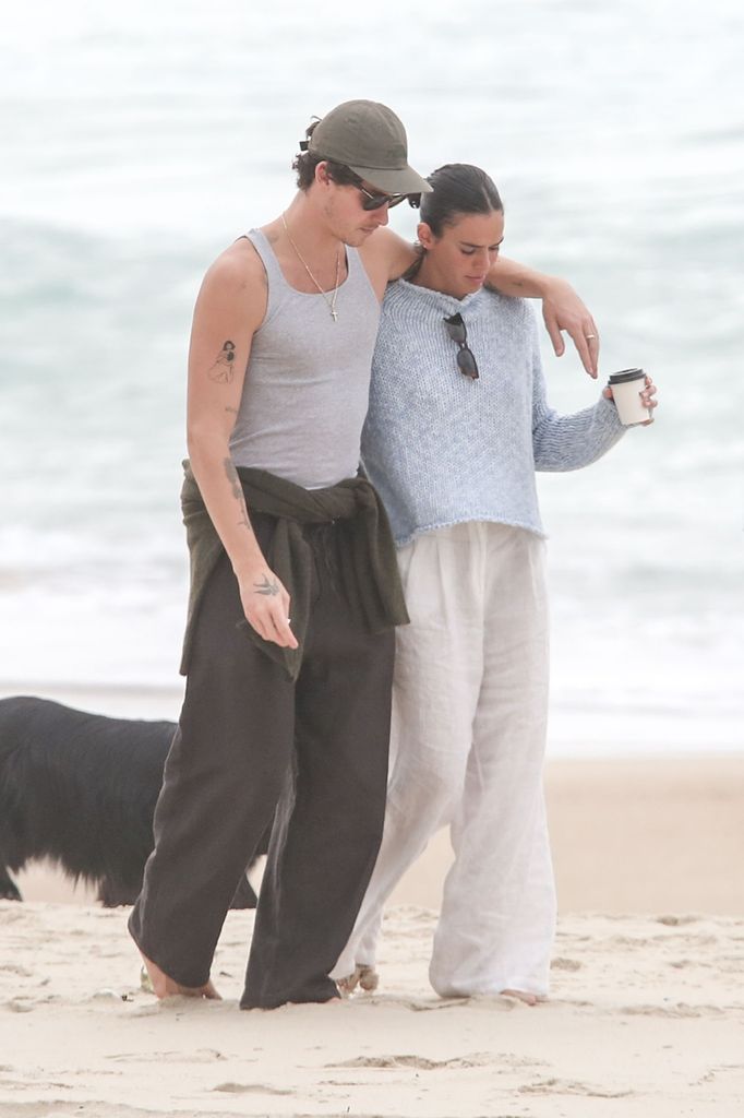 Shawn Mendes y Bruna Marquezine paseando por la playa en Río de Janeiro el 23 de julio de 2026.