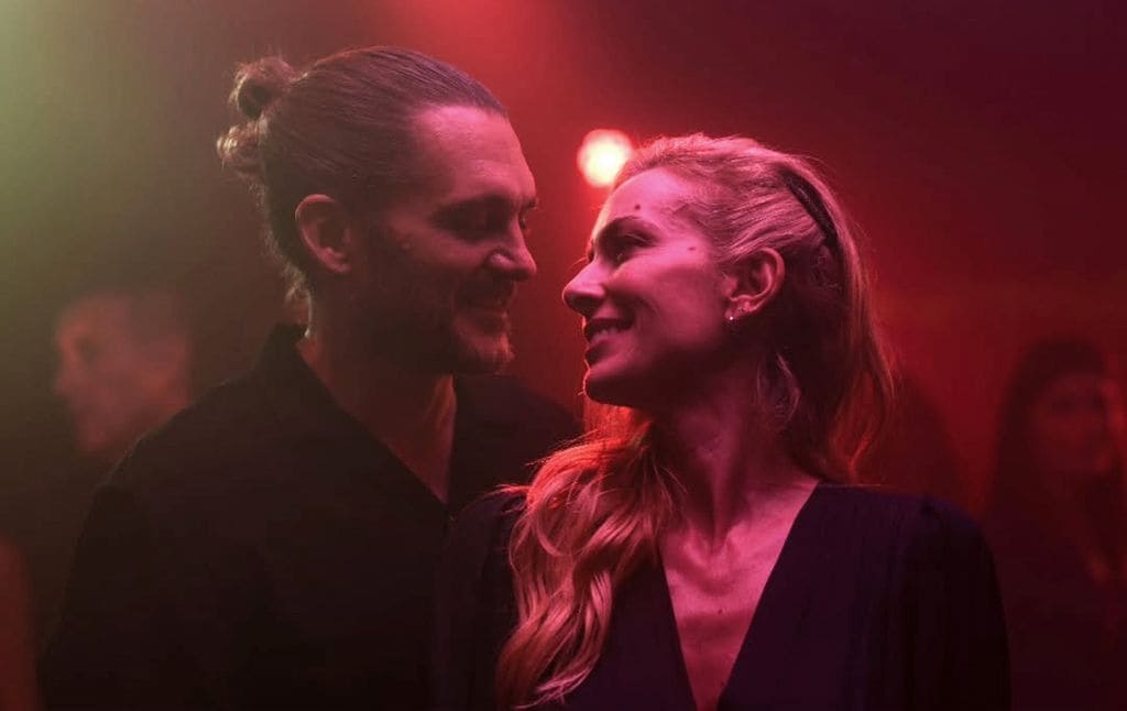 Salva Reina y Kira Miró, en 'Tres de más'