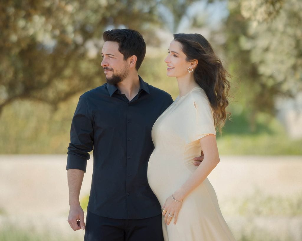 La reina Rania de Jordania compartió esta imagen a través de su Instagram y fue la primera en la que se nota el abultado vientre de Rajwa