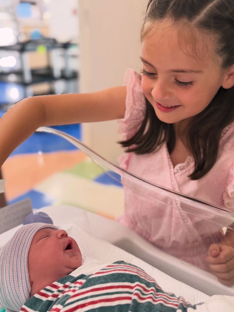 Megan está feliz de tener un hermanito