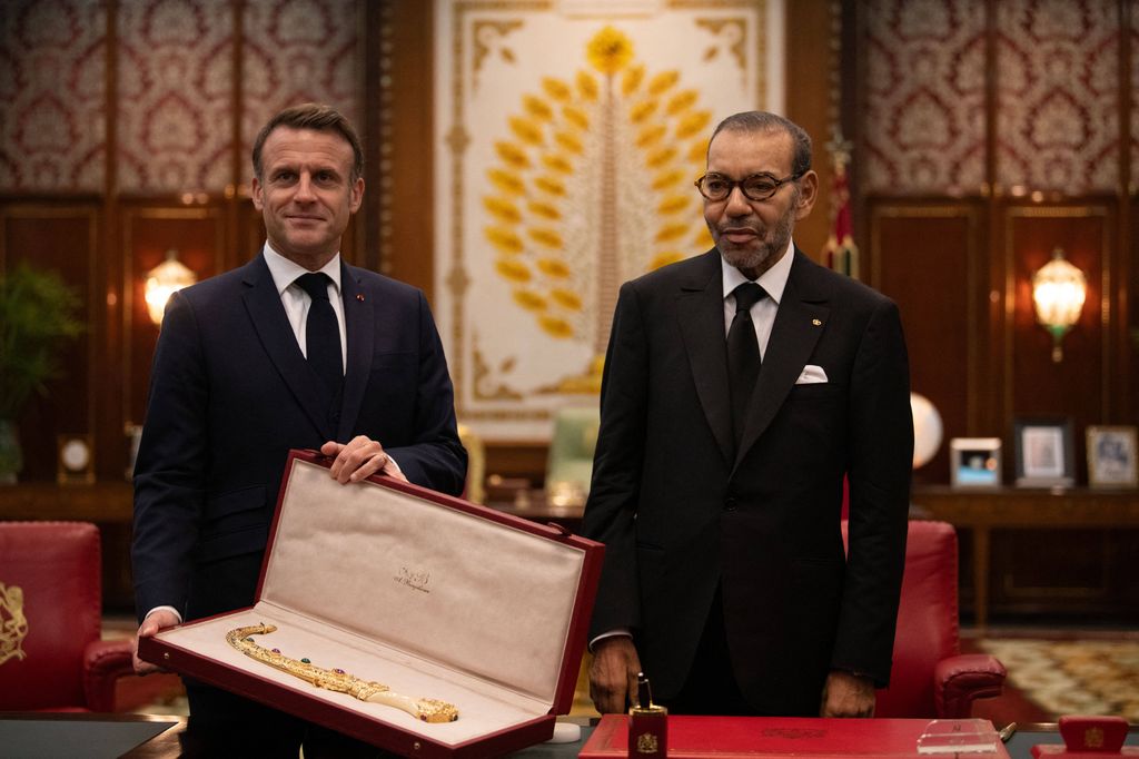 Plano medio de Mohamed VI recibiendo a Emmanuel Macron en Marruecos