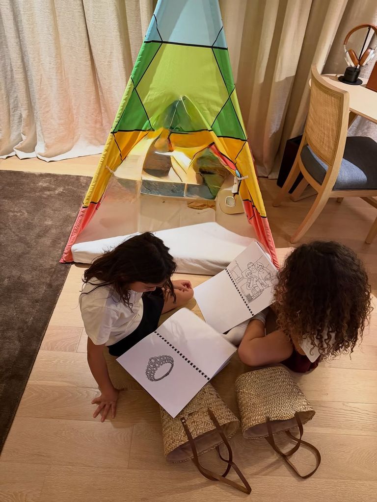 Alana Martina y Eva María en sus actividades dentro de casa.