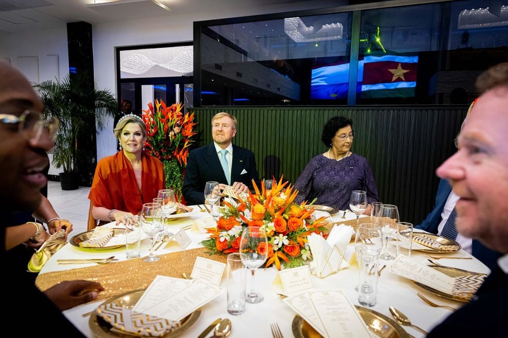 EL REY GUILLERMO ALEJANDRO, LA REINA MÁXIMA DURANTE EL BANQUETE DE ESTADO EN EL PALACIO PRESIDENCIAL EN PARAMARIBO (Surinam)