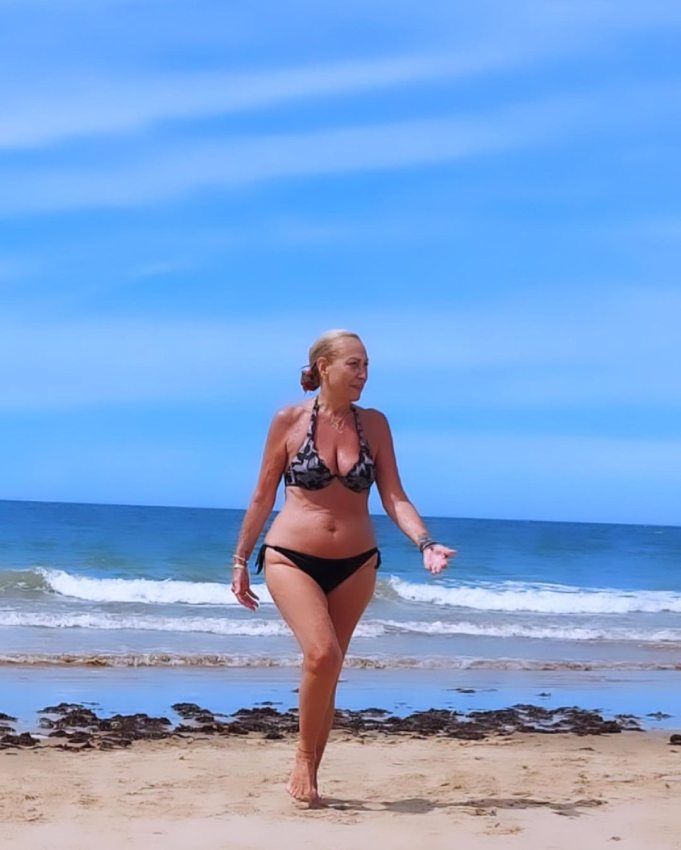 Rosa Benito en la playa