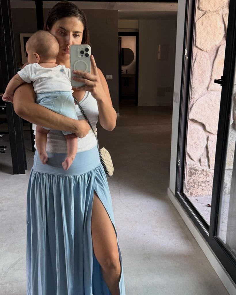 Michelle Renaud se ha dejado ver feliz en esta nueva faceta como mamá.