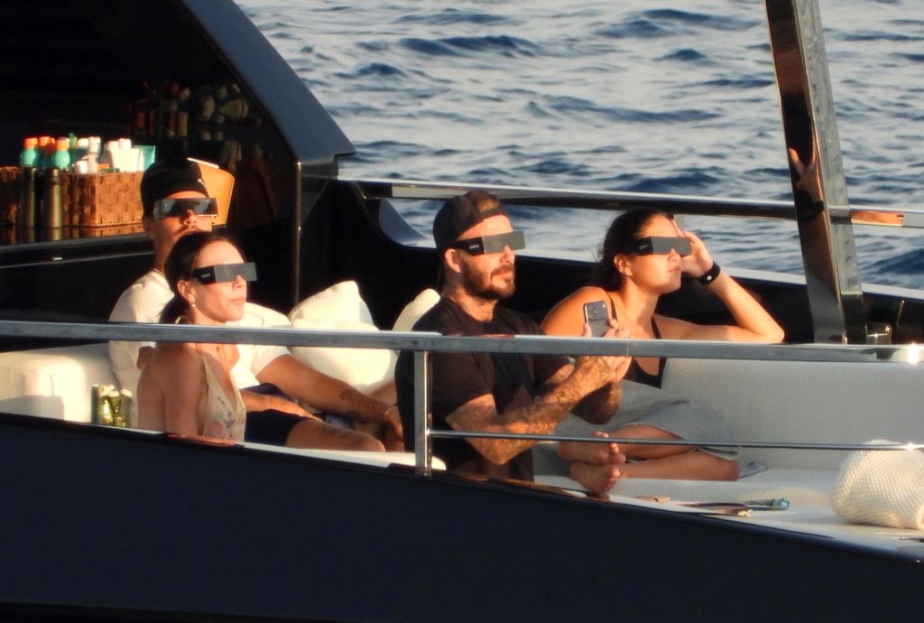 David y Victoria Beckham pasan tiempo a bordo del yate de lujo de la familia junto a sus hijos Romeo, Cruz y Harper mientras observan juntos un eclipse solar. Kim Turnbull, novia de Romeo, y Jackie Apostel, novia de Cruz, también acompañaron a la familia a bordo.