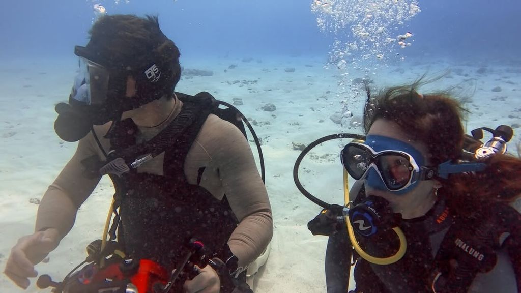 Mamen Mendizábal buceando entre tiburones con Gotzon Mantuliz 