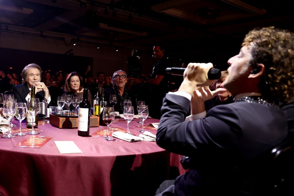 David Bisbal cantando a Raphael y Natalia Figueroa