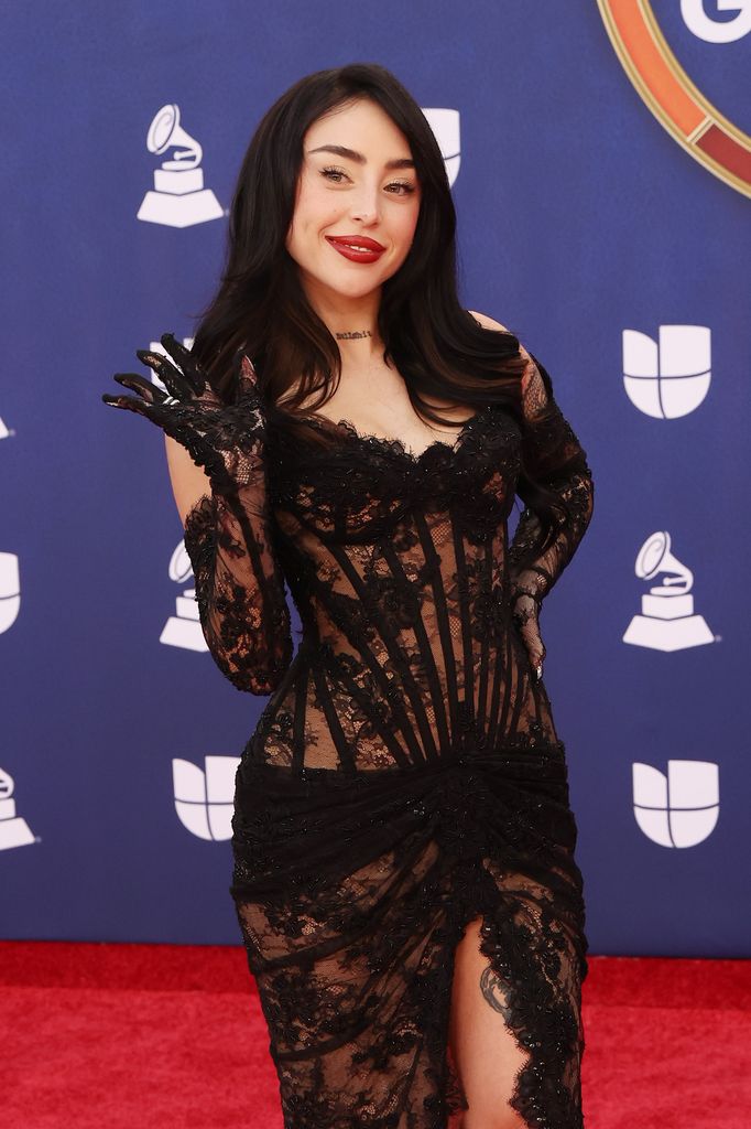 Nicki Nicole desfiló en solitario en la alfombra roja de los Latin GRAMMY 2025.