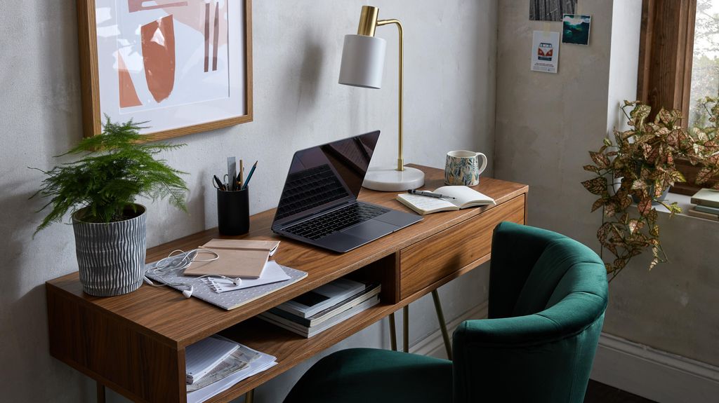 Rincón de trabajo son escritorio de madera y sillón verde