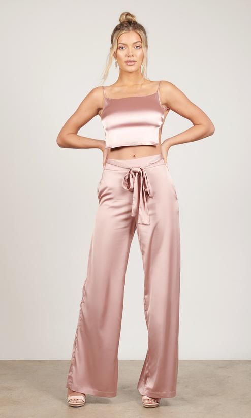 traje satinado rosa palo de tobi