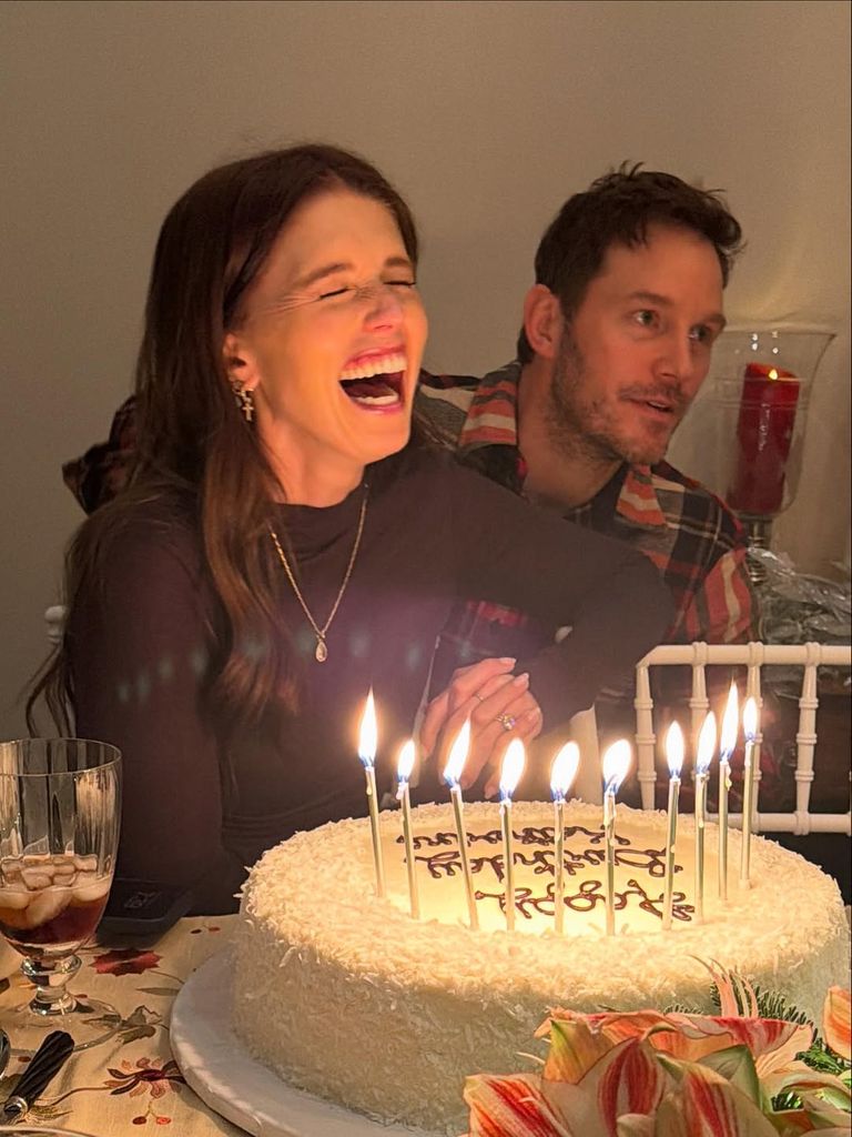 La hija de la célebre expareja soplando las velas de su tarta