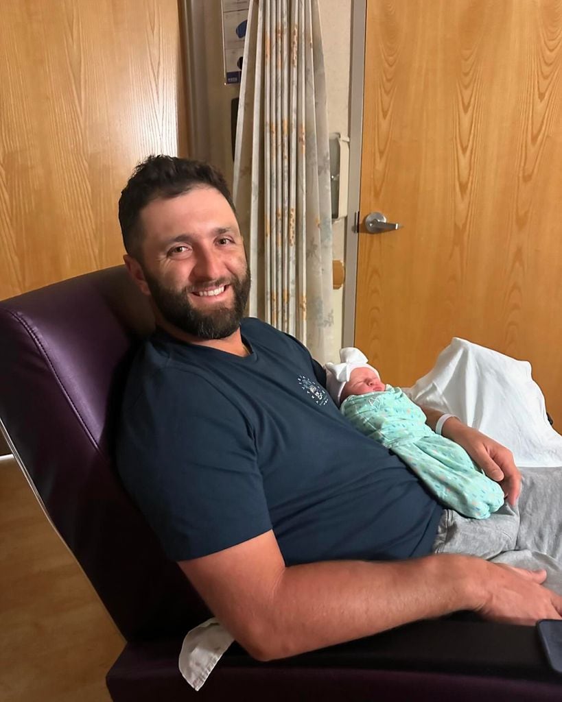 El golfista Jon Rahm da la bienvenida a su hija