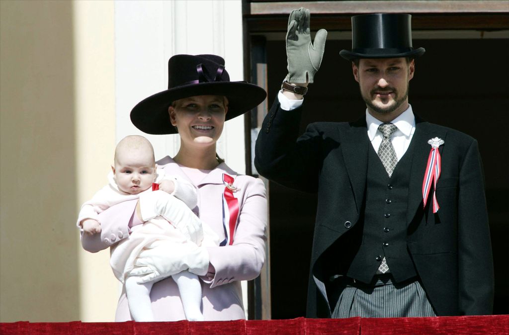LOS PRINCIPES HEREDEROS HAAKON Y METTE MARIT CON LA PEQUEÂ¿A INGRID ALEXANDRA EL DIA DE LA FIESTA NACIONAL DE NORUEGA .
GUIDO OHLENBOSTEL / ACTION PRESS / Â© KORPA
17/05/04
OSLO