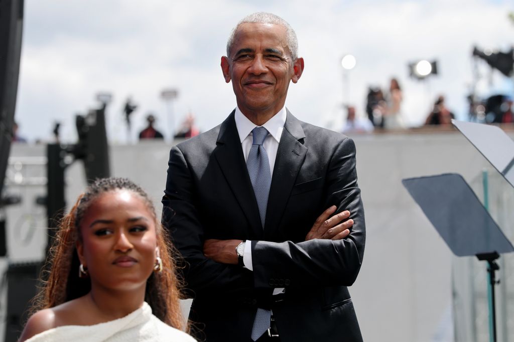 Barack Obama en el escenario junto a su hija Sasha Obama