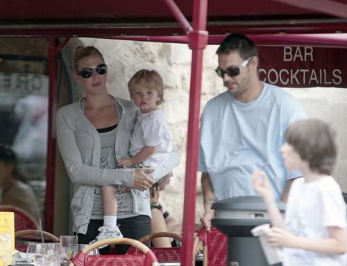 Victoria cogió en brazos a Jayden James, mientras su novio buscaba un sitio para sentarse en la terraza