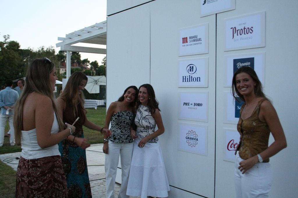 Maaike, Iria, Cristina y Paz, organizadoras del tardeo, durante el evento 