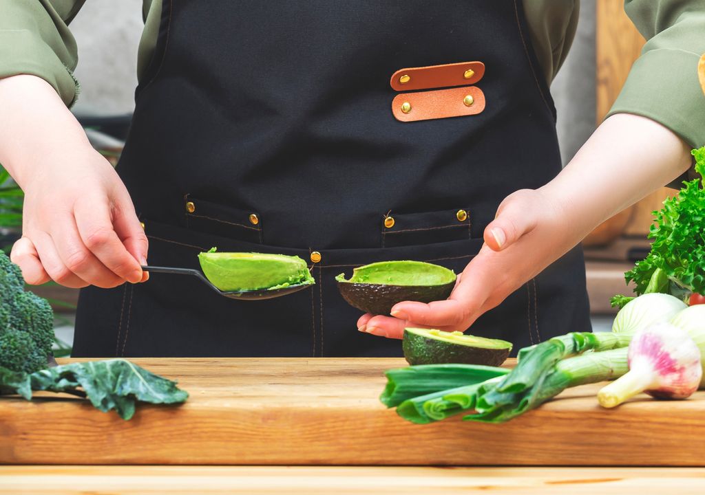 Combinado con ingredientes frescos, el aguacate es el ideal como ingrediente de ensaladas veraniegas.