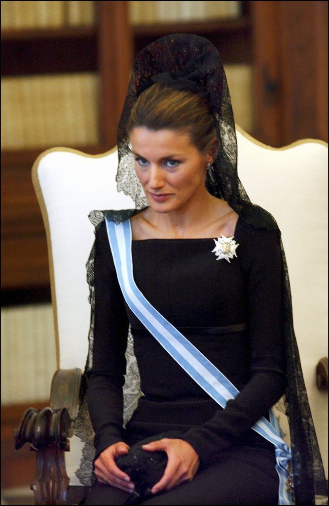La reina Letizia, entonces princesa, en la visita al papa Juan Pablo II en el Vaticano, 2004.