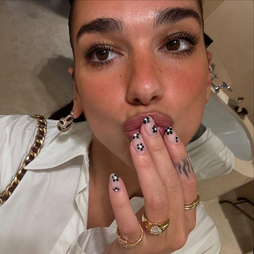 Dua Lipa presume su anillo de compromiso