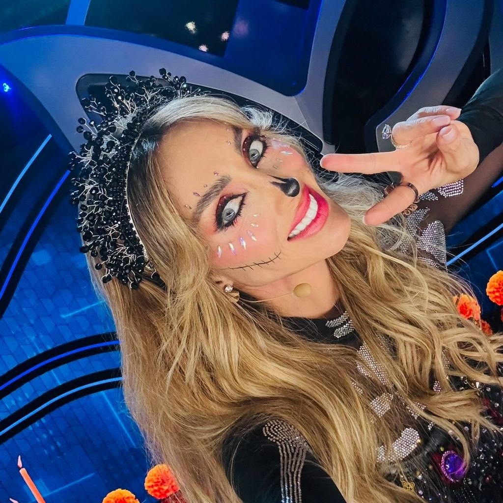 Anahí se dejó ver tan solo un día antes con maquillaje de Día de Muertos