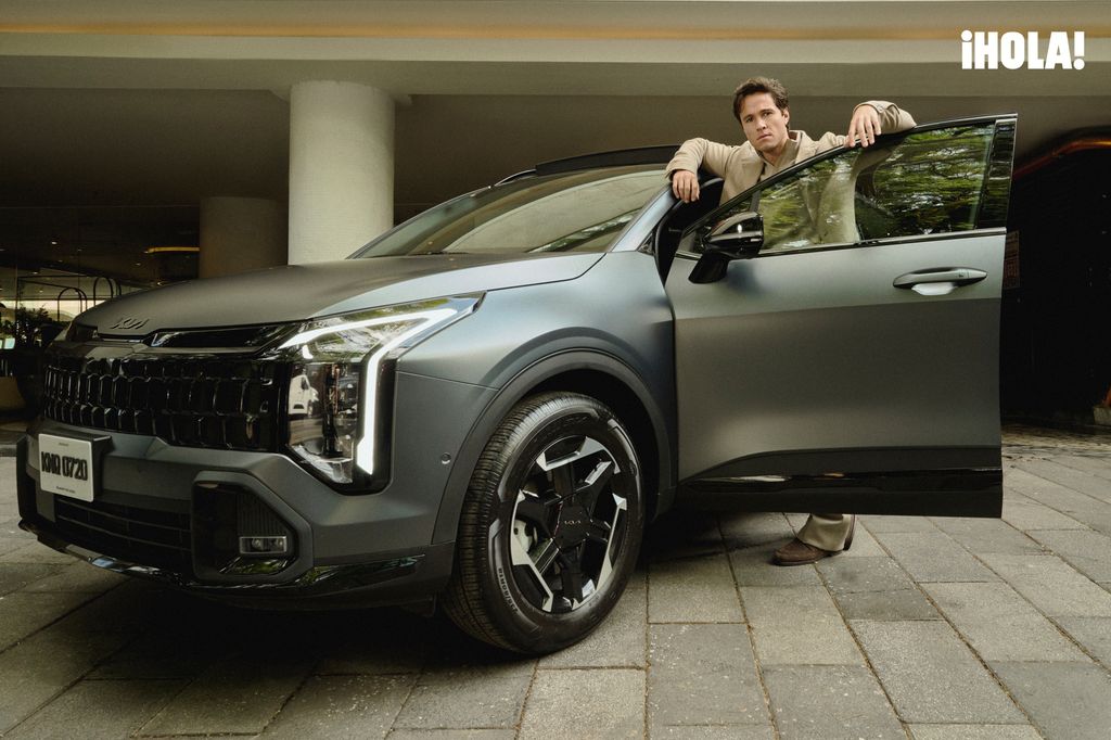 Michael Ronda posa con la nueva Kia Sportage 2026. 