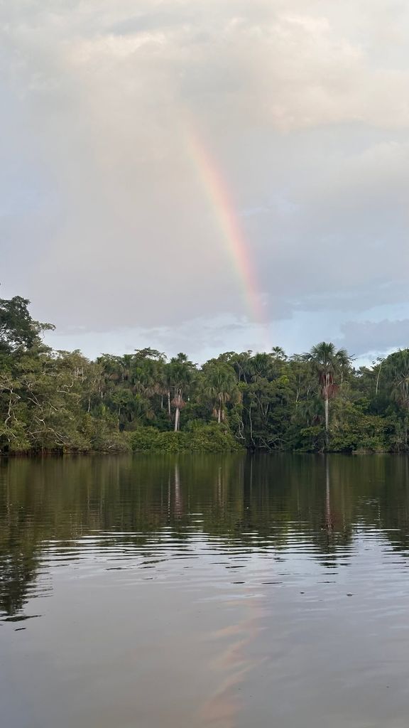 Sara Carbonero fotografía un espectacular arcoíris durante su viaje por la Amazonia ecuatoriana.