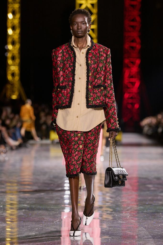 La versión femenina se presentó en el desfile de Otoño-Invierno 2026 de Chanel en París.