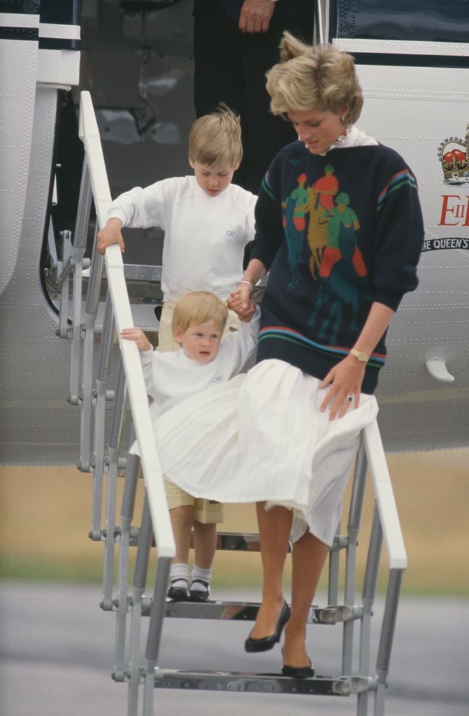 La princesa Diana en 1986 con sus hijos William y Harry. 