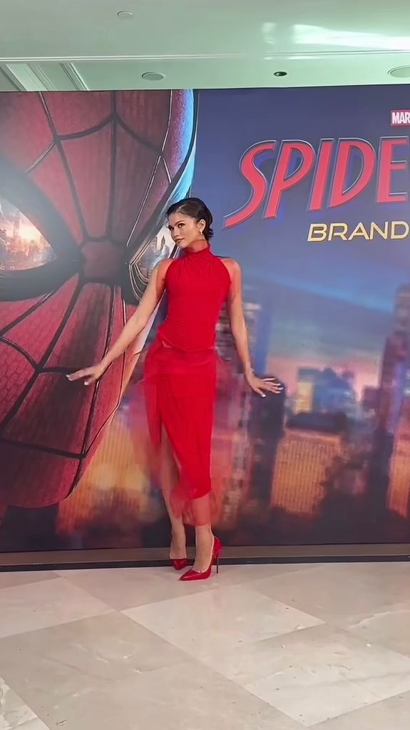 Zendaya, en el photocall de Spiderman en Madrid con un vestido rojo de Ernesto Naranjo