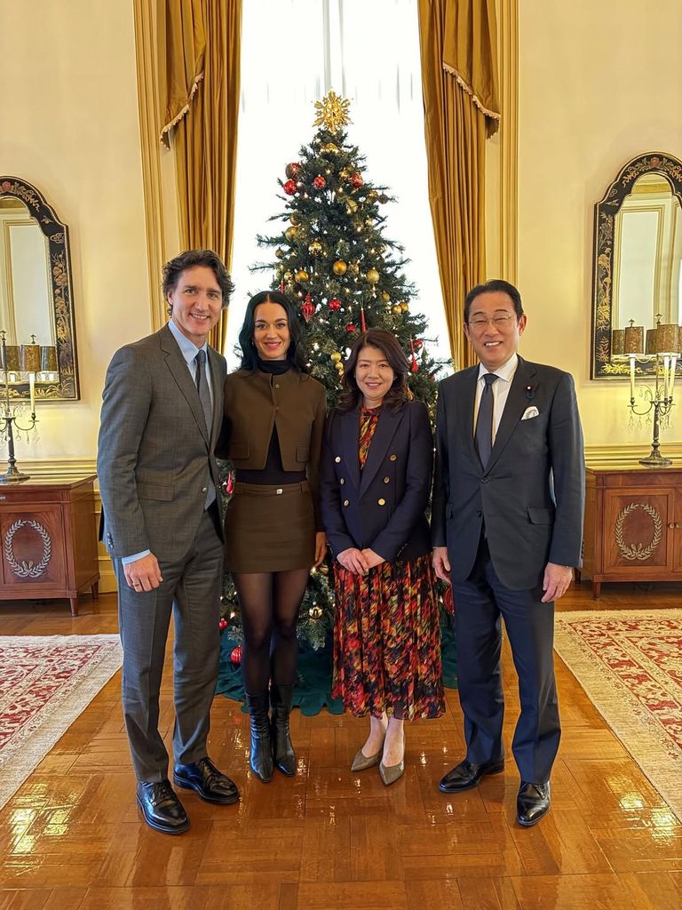 Katy Perry y Justin Trudeau posan con el primer ministro de Japón