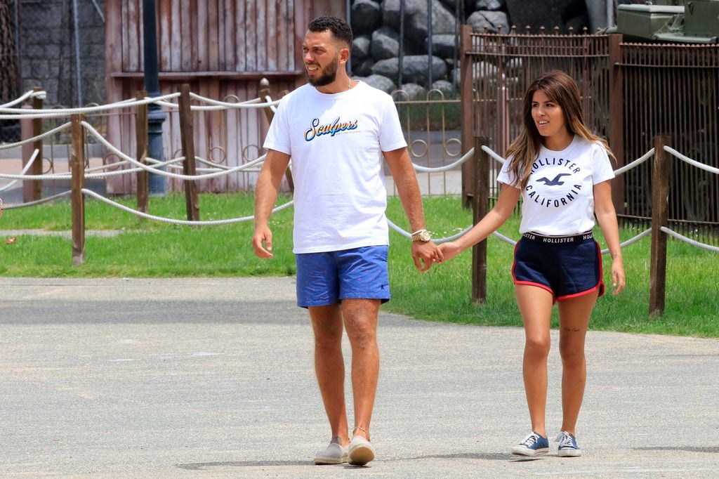 Plano entero de Isa Pantoja y Alberto Isla paseando cogidos de la mano