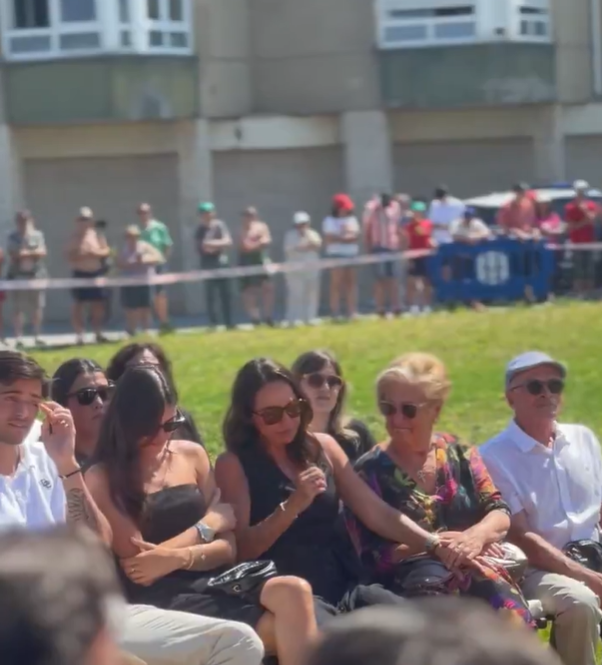 Los padres, la mujer y los hijos de Luis Enrique lloran de emoción en Gijón, donde fue homenajeado con la inauguración de un espacio público que llevará su nombre
