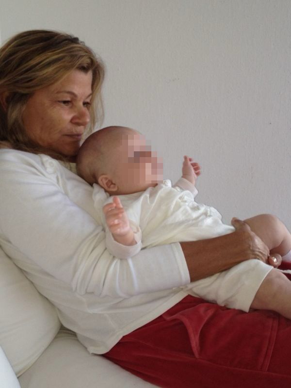Cari Lapique con Carlos cuando era un bebé