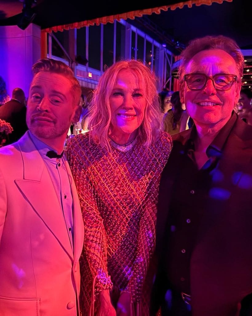 Chris Columbus junto a las estrellas de su famosa película