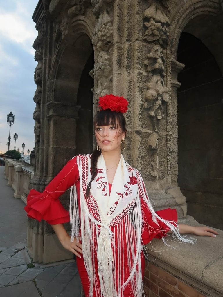 Daniela Carbones, muy guapa con su traje de flamenca en rojo pasión