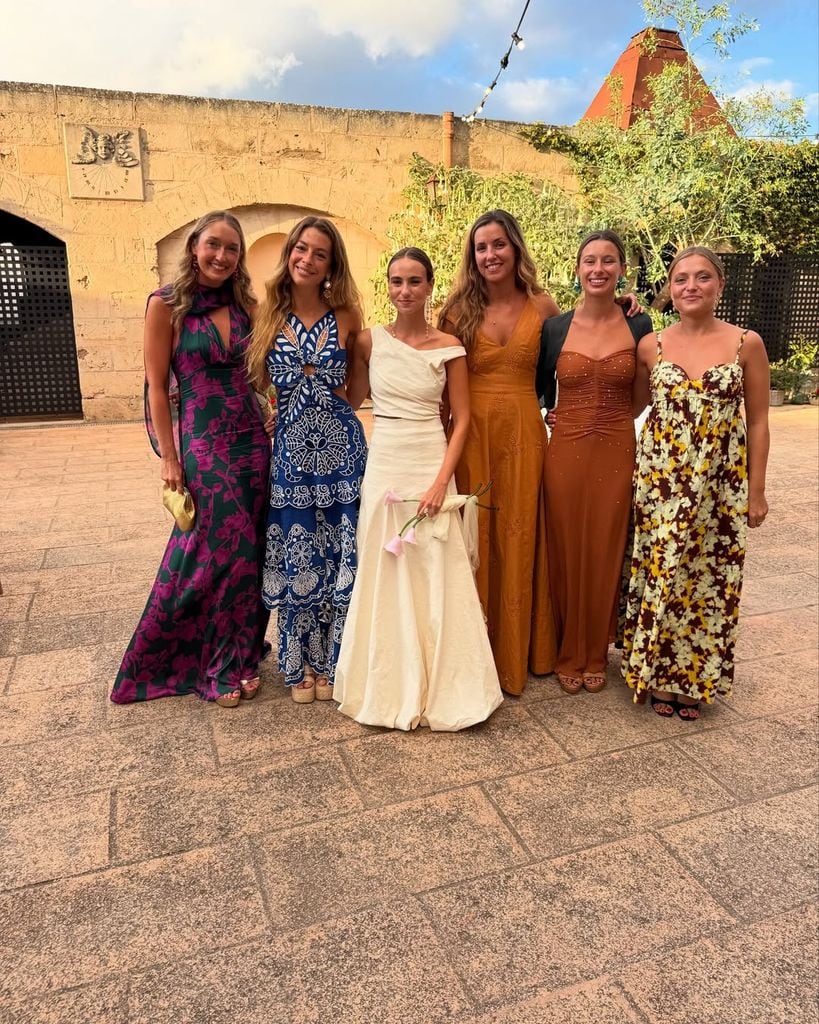 Belén Écija se va de boda con un vestido alquilado de escote flor
