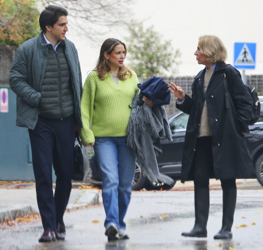 Eugenia Gil, embarazadísima, junto a Javier García-Obregón y su madre