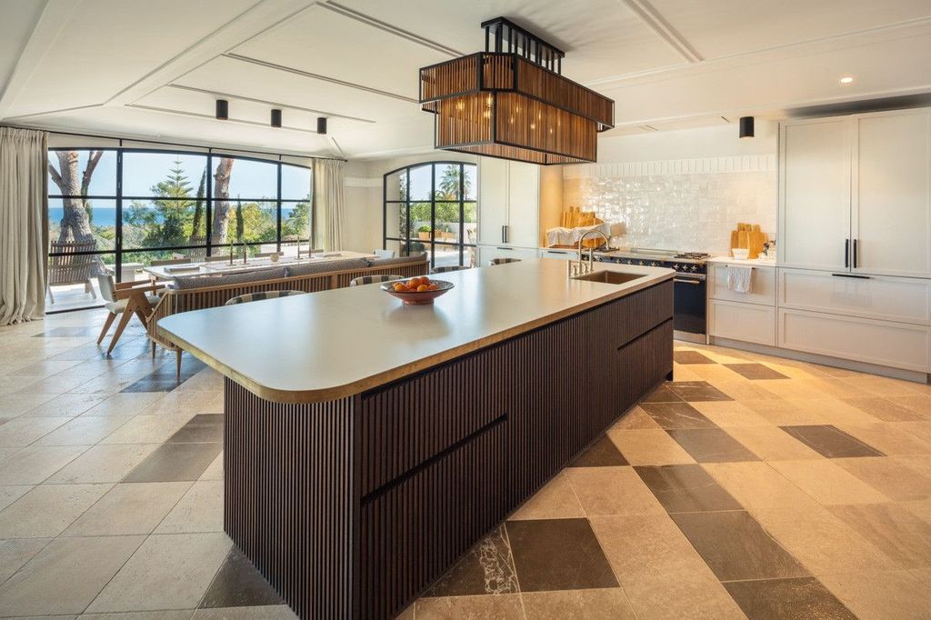 La exclusiva villa en Marbella en la que Courtois ha pasado sus vacaciones por 50.000 euros a la semana