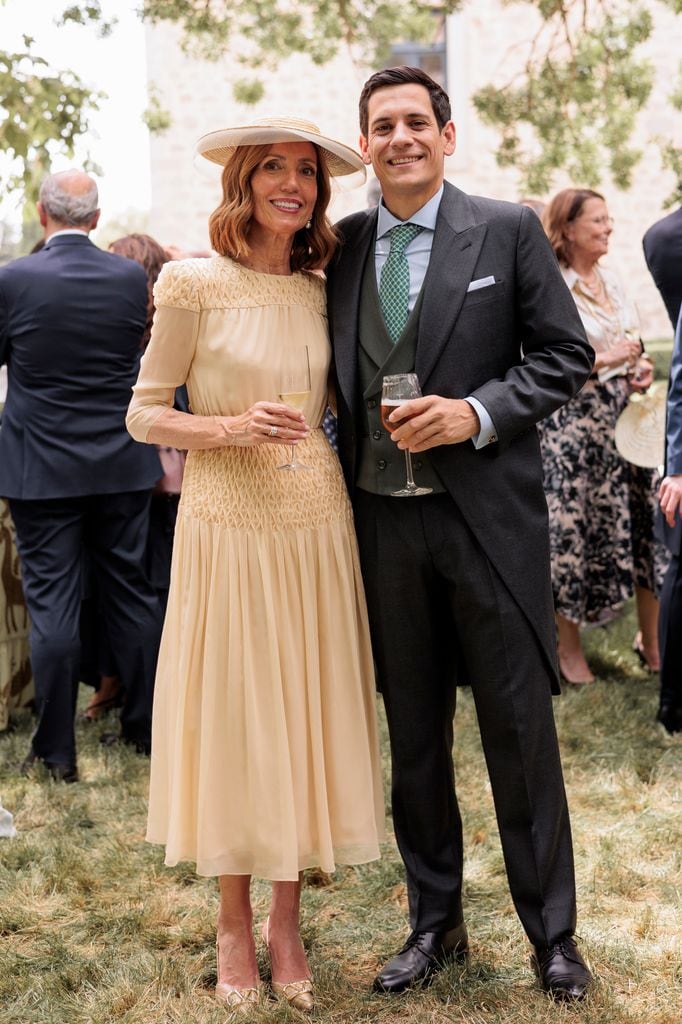 Look de madre de la novia de Ángela amarillo