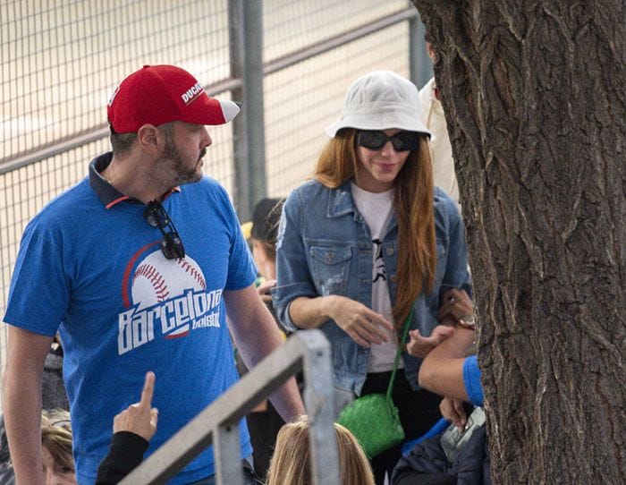 Shakira viendo un partido de su hijo